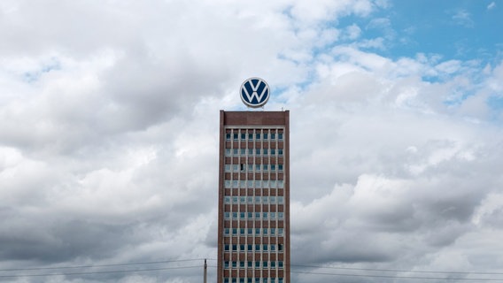 Das Verwaltungshochhaus von VW steht unter einem Wolkenhimmel. © picture alliance/dpa | Melissa Erichsen Foto: Melissa Erichsen