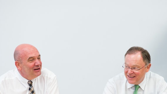 Stephan Weil und Bernd Osterloh sitzen nebeneinander. © dpa Bildfunk Foto: Julian Stratenschulte
