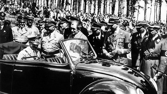 Adolf Hitler begutachtet 1936 auf der Rückbank sitzend den ersten Wagen vom Typ Käfer. © picture alliance 
