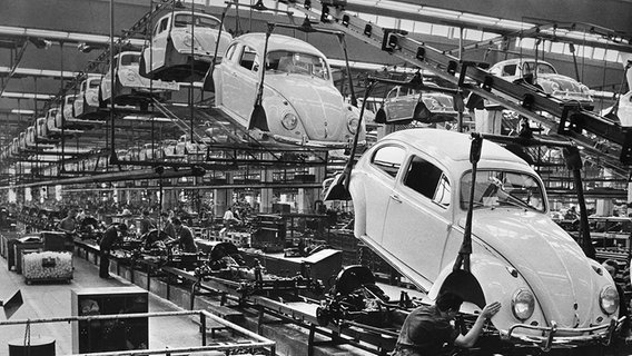 Blick auf die Endmontagebänder im VW-Werk in Wolfsburg. © picture alliance 