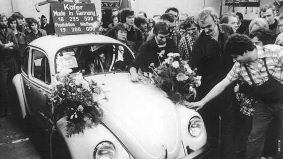 Liebevoll mit Blumen geschmückt rollt der letzte in Europa produzierte VW-Käfer am 19. Januar 1978 im Emdener VW-Werk vom Band. © picture alliance 
