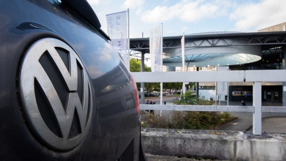 Ein VW parkt vor der Stadthalle in Braunschweig. © dpa-Bildfunk Foto: Julian Stratenschulte