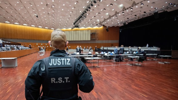 Ein Justizbeamter steht zur Prozessbeginn in der Stadthalle Braunschweig. © dpa-Bildfunk Foto: Julian Stratenschulte