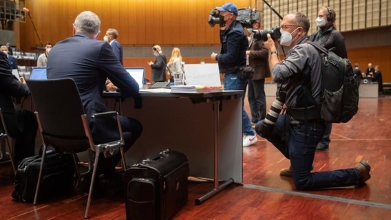 Einer der vier Angeklagten sitzt zu Prozessbeginn in der Stadthalle Braunschweig. © picture alliance/dpa Foto: Julian Stratenschulte