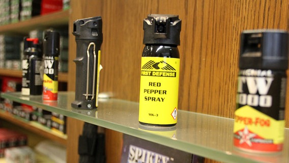 Auf einem Regal steht eine Flasche "Red Pepper Spray". Auf einem Regal steht eine Flasche "Red Pepper Spray". © NDR Foto: Wolf-Hendrik Müllenberg