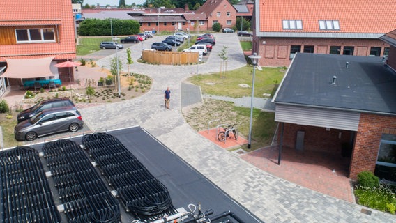Luftaufnahme der neuen Dorfmitte der Gemeinde Wahrenholz. © Julian Stratenschulte/dpa Foto: Julian Stratenschulte