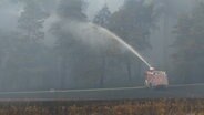 Einsatzkräfte der Feuerwehr löschen einen Waldbrand. © aktuell24 