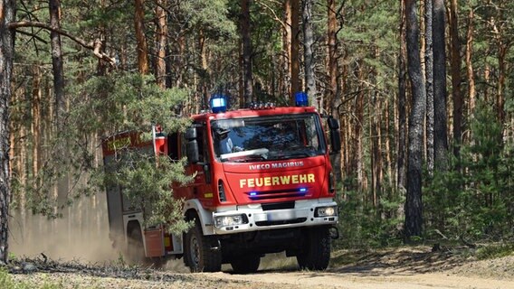Ein Löschfahrzeug der Feuerwehr ist zu einem Brand in einem Wald unterwegs. © picture alliance/dpa/dpa-Zentralbild | Patrick Pleul Foto: Patrick Pleul