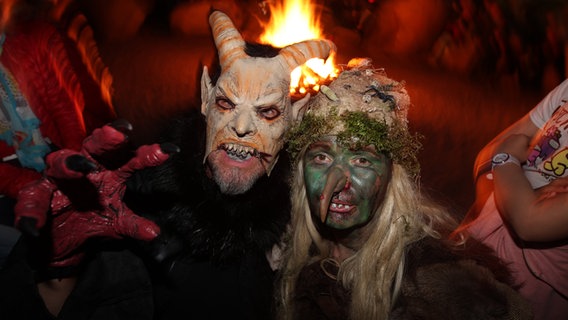 Besucher feiern auf dem Hexentanzplatz in Thale verkleidet Walpurgis. © dpa Foto: Matthias Bein