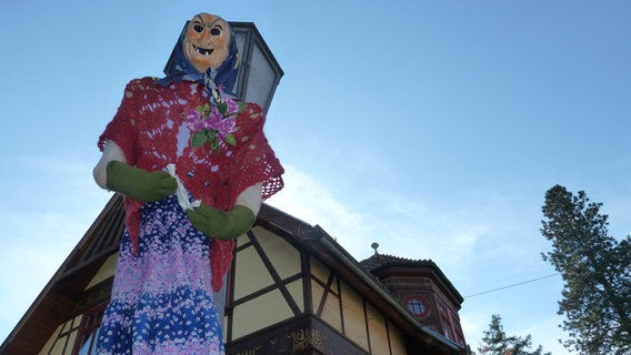 Eine Hexenpuppe wurde zur Walpurgisnacht an eine Laterne gebunden. © NDR Foto: Tina Zemmrich