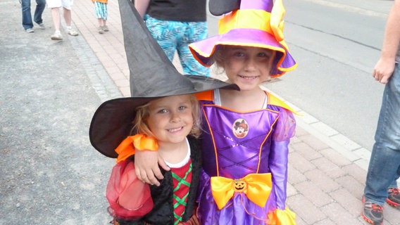 Zwei kleine Mädchen haben sich zur Walpurgisnacht als Hexen verkleidet. © NDR Foto: Tina Zemmrich