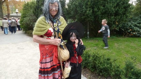Großmutter und Enkel haben sich zur Walpurgisnacht verkleidet. © NDR Foto: Tina Zemmrich