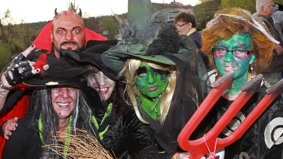 Vier Frauen haben sich zur Walpurgisnacht als Hexen verkleidet. © dpa-Bildfunk Foto: Matthias Bein