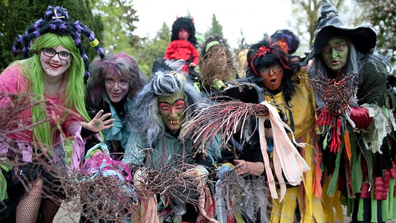 Als Hexen kostümierte Frauen posieren bei der Walpurgisfeier im Kurpark in Braunlage im Harz (Niedersachsen). Im Harz wird jedes Jahr die traditionelle Walpurgisnacht gefeiert. © dpa-Bildfunk Foto: Sven Pförtner