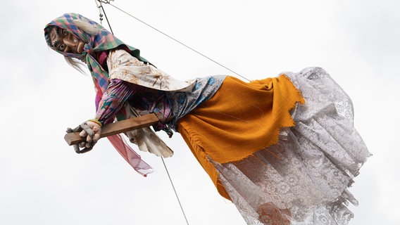 Eine Hexenfigur hängt an einem Seil. © dpa-Bildfunk Foto: Swen Pförtner