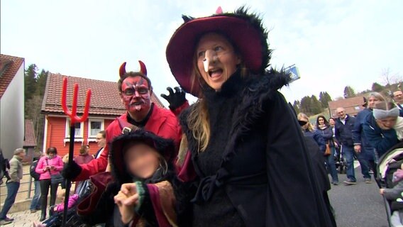 Eine Familie ist zur Walpurgisnacht in Altenau verkleidet. © NDR 