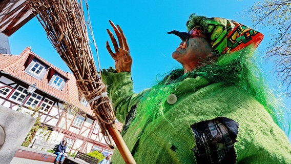 Verkleidete Menschen beim Walpurgisnacht-Umzug vor dem Rathaus in Wernigerode. © dpa-Bildfunk Foto: Matthias Bein