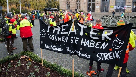 Landesbedienstete stehen bei einem Warnstreik vor dem Staatstheater Braunschweig. © dpa-Bildfunk Foto: Julian Stratenschulte