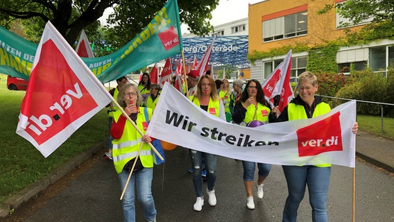 Beschäftigte der Helios Klinik Herzberg nehmen an einem Warnstreik teil. © NDR Foto: Bärbel Wiethoff