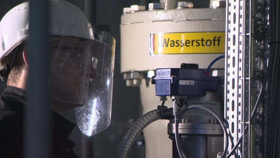 Ein Mitarbeiter der Technischen Universität Clausthal in Goslar steht an einem Elektrolyse-Testfeld zur Gewinnung von grünem Wasserstoff. © NDR 