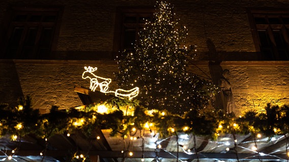 Weihnachtlich geschmückt und beleuchtet ist der Weihnachtsmarkt vor dem Alten Rathaus. © dpa-Bildfunk Foto: Swen Pförtner
