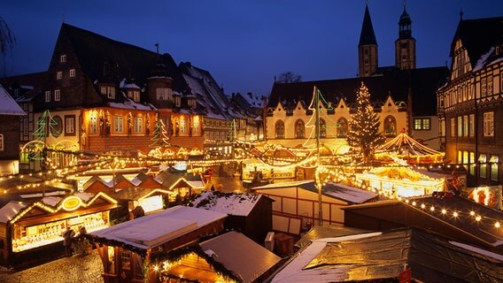 Das Bild zeigt eine Aufnahme am Abend auf dem Weihnachtsmarkt in Goslar. © picture alliance / 