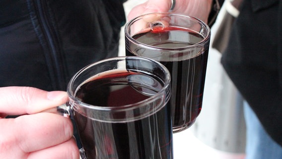 Zwei Tassen mit Glühwein  Foto: Alina Stiegler