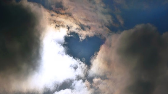 Auf einem Foto des Himmels formen Wolken ein Herz. © NDR Foto: Annette Mokross