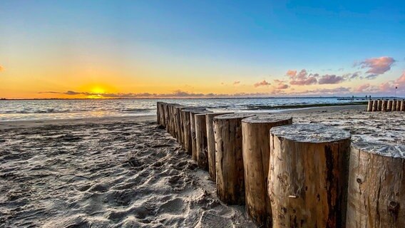 In Dangast an der Küste geht die Sonne über der Nordsee unter. © NDR Foto: Gerrit Denekas