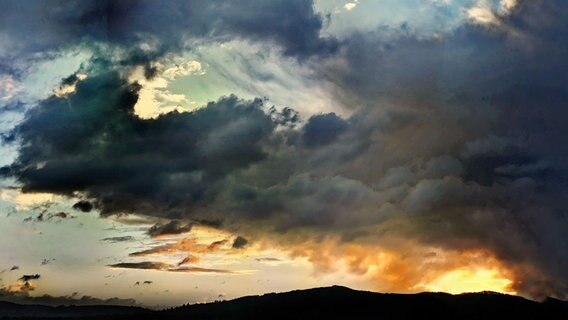 Düstere Wolken vor sonnigem Himmel. © NDR Foto: Annette Mokross