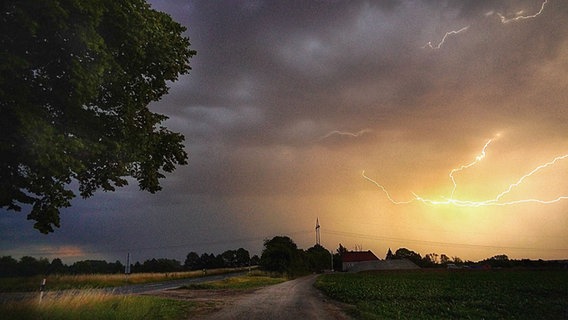 Blitze über Ehmen bei Wolfsburg. © NDR Foto: Alexandra Zimmermann