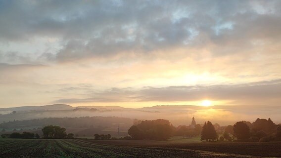 Über dem Ort Gittellde geht die Sonne auf. © NDR Foto: Manfred Reimer