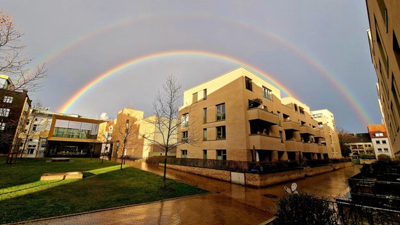 Ein doppelter Regenbogen über dem Mitte-West-Areal in Osnabrück © NDR Foto: Peter Szczekalla