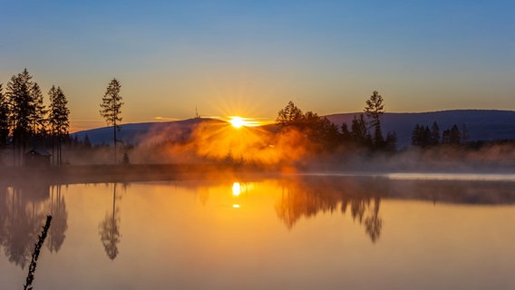 Die Sonne geht über dem Brocken im Harz auf. © NDR Foto: Jörg Baschin