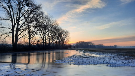 Das Bild zeigt einen traumhaften, winterlichen Sonnenaufgang an der Fuhse bei Salzgitter-Gebhardshagen. © NDR Foto: Susanne Hoffmeister