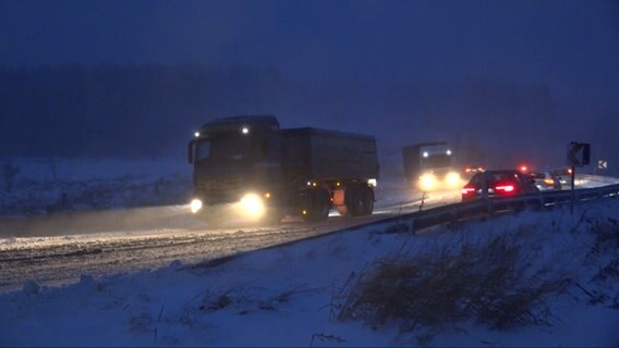 Lastwagen fahren auf einer verschneiten Straße. © HannoverReporter 