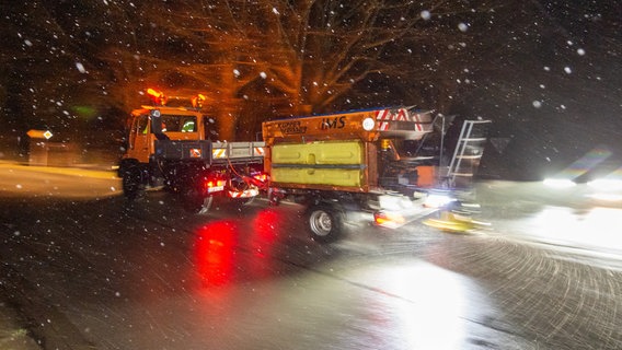Ein Winterdienstfahrzeug streut die Landesstraße 250 im Kreis Uelzen. © dpa Foto: Philipp Schulze