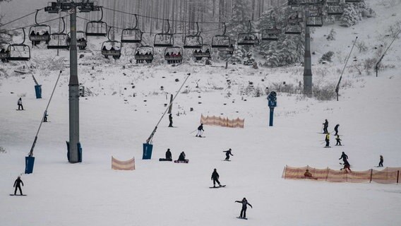 Wintersportler sind auf den Pisten am Wurmberg im Harz unterwegs. © Swen Pförtner/dpa Foto: Swen Pförtner