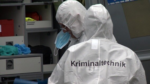 Einsatzkräfte in weißen Anzügen der Spurensicherung mit Aufschrift "Kriminaltechnik" © aktuell24 