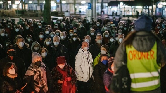 Teilnehmer einer Veranstaltung zum Gedenken an die Menschen, die im Zusammenhang mit Corona gestorben sind, versammeln sich vor dem Rathaus in Wolfsburg. Teilnehmer einer Veranstaltung zum Gedenken an die Menschen, die im Zusammenhang mit Corona gestorben sind, versammeln sich vor dem Rathaus in Wolfsburg. © dpa Foto: Ole Spata