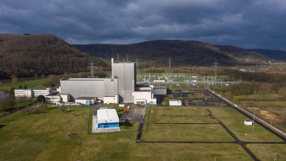Das ehemalige Kernkraftwerk Würgassen von außen. © dpa Bildfunk Foto: Swen Pförtner