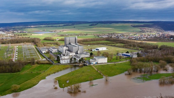 Außenaufnahme vom ehemaligen Kernkraftwerk Würgassen mit seinem Umspannwerk an der Weser. © dpa-Bildfunk Foto: Swen Pförtner