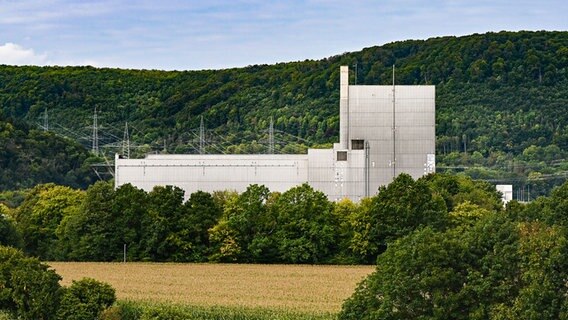 Blick auf das von Bäumen umgebene ehemalige Kernkraftwerk Würgassen. © picture alliance/dpa | Swen Pförtner Foto: Swen Pförtner