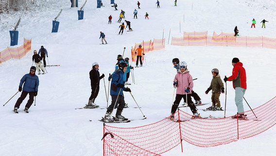 Zahlreiche Skifahrer auf der Piste am Wurmberg im Harz. © dpa-Bildfunk Foto: Matthias Bein