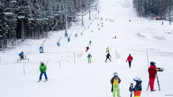 Wintersportler fahren auf der Hexenritt-Piste am Wurmberg in Braunlage. © picture alliance/dpa Foto:  Peter Steffen