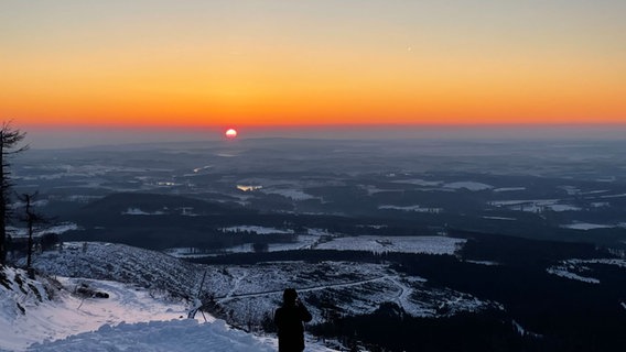 Sonnenaufgang vom Gipfel des Wurmberges aus fotografiert. © NDR Foto: Jan Fragel