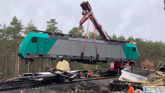 Ein verunfallter Waggon wird bei Gifhorn von den Gleisen gehoben. © Deutsche Bahn 