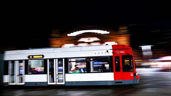 Eine Straßenbahn fährt am Hauptbahnhof Bremen vorbei. © picture alliance/dpa | Sina Schuldt Foto: Sina Schuldt