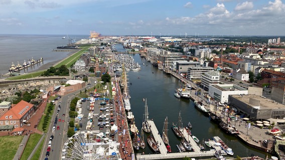 Bremerhaven: Blick über den Alten Hafen von Bremerhaven während der "Maritimen Tage". © dpa Bildfunk Foto: picture alliance/dpa | Friedemann Kohler