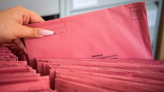 Die per Briefwahl eingegangenen Stimmzettel zur Kommunalwahl werden in der Stadtverwaltung Delmenhorst sortiert. © dpa-Bildfunk Foto: Sina Schuldt